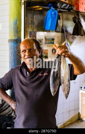 Südasien Sri Lanka Kandy Singhala Central Province alte Hauptstadt Lebensmittel Municipal Central Market Fischhändler hält sich mit Fisch zum Verkauf Stockfoto