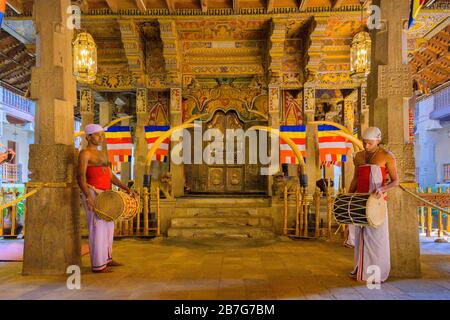 Asien Sri Lanka Kandy Singhala Central Province alte Hauptstadt Sri Dalada Maligawa Tempel des Heiligen Zahnrelikums Buddhistischer Buddhismus Schrein Stoßzähne Stockfoto