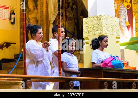 Sri Lanka Kandy Singhala alte Hauptstadt Sri Dalada Maligawa Tempel des Heiligen Zahns Relikt Buddhistischer Buddhismus Innere Familie Beten Balkon Stockfoto