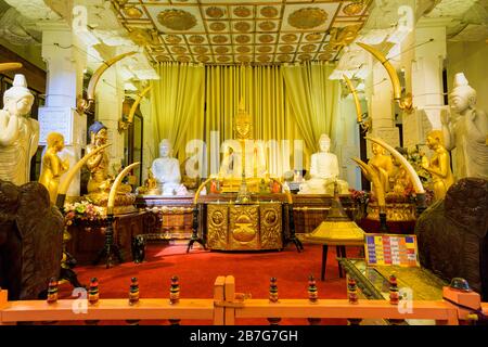 Sri Lanka Kandy Sinhala alte Hauptstadt Sri Dalada Maligawa Tempel des Heiligen Zahnrelikus Buddhistischer Buddhismus Innenraum Stockfoto