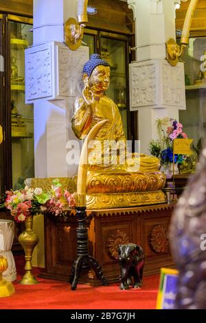 Sri Lanka Kandy Sinhala alte Hauptstadt Sri Dalada Maligawa Tempel des Heiligen Zahns Relikt Buddhistischer Buddhismus Innere Buddha vergoldete Statue Schrein Stockfoto
