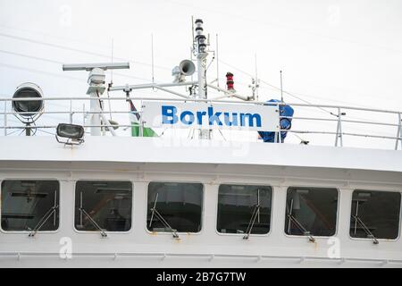 Emden, Deutschland. März 2020. Die Fähre Borkum liegt im Fährhafen Emden. Ab diesem Montag dürfen aufgrund eines Dekrets des Landes Niedersachsen keine Gäste mehr auf die ostfriesischen Inseln reisen - mit Ausnahme von Insulaner und Berufstätigen. Kredit: Mohssen Assanimoghaddam / dpa / Alamy Live News Stockfoto