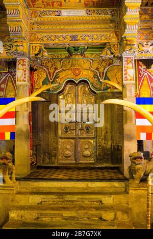 Asien Sri Lanka Kandy Singhala Central Province alte Hauptstadt Sri Dalada Maligawa Tempel des Heiligen Zahnrelikums Buddhistischer Buddhismus Schrein Stoßzähne Stockfoto