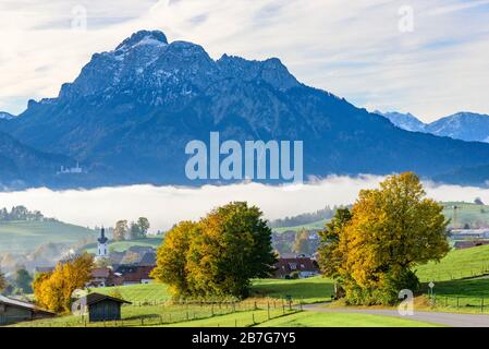 Am frühen Morgen im östlichen Allgäuer bei Rieden mit einem Nebelmeer über Forggensee an einem sonnigen Herbstmorgen Stockfoto