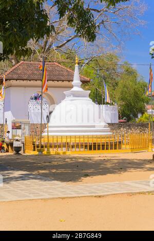 Sri Lanka Kandy Singhala Central Province alte Hauptstadt Nàtha Devàla Schrein Stupa gebaut König Vikramabahu III 14. Jahrhundert Räucherstäbchen Halter Stockfoto