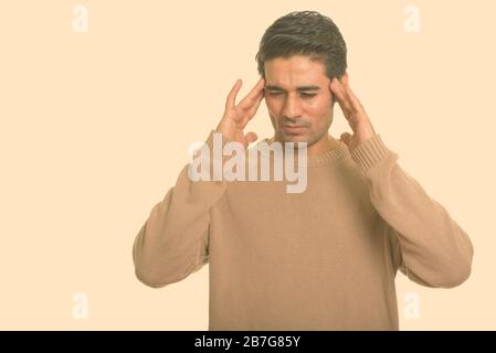 Profilansicht des gestressten persischen Mannes mit Kopfschmerzen Stockfoto