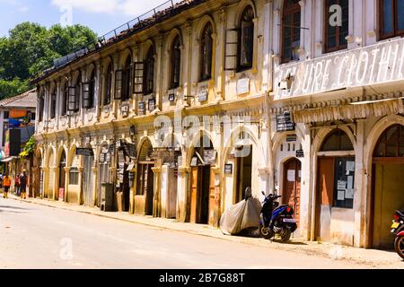 Südasien Sri Lanka Kandy Singhala Central Province alte Hauptstadt alte Stallungen professionelle Büro Surveyors Rechtsanwälte Notare Mann eingeben Stockfoto