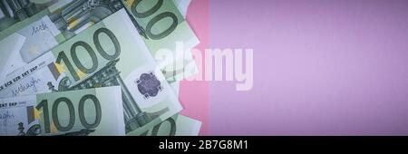 Euro cash auf einem Lila, Lila und Rosa Hintergrund. Euro Banknoten Geld. Euro Geld. Euro Rechnung. Für text Stockfoto