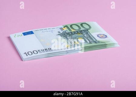 Euro cash auf einem Lila, Lila und Rosa Hintergrund. Euro Banknoten Geld. Euro Geld. Euro Rechnung. Für text Stockfoto
