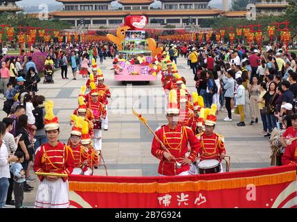 KAOHSIUNG, TAIWAN - 25. JANUAR 2020: Parade im buddhistischen Komplex FO Guang Shan während des chinesischen Neujahrs. Die chinesischen Schriftzeichen bedeuten Buddha Moun Stockfoto
