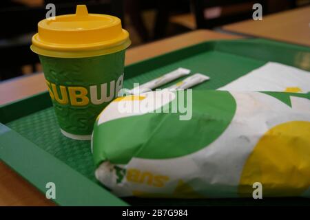 Astrachan, Russland 08. Oktober 2018: U-Bahn-Sandwich und Take-away-Tasse auf einem Tablett mit Subway-Logo darauf. U-Bahn ist an zweiter Stelle in der Popularität Fast-Food-Kette auf dem russischen Markt nach McDonald's Stockfoto