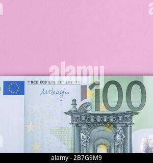 Euro cash auf einem Lila, Lila und Rosa Hintergrund. Euro Banknoten Geld. Euro Geld. Euro Rechnung. Für text Stockfoto