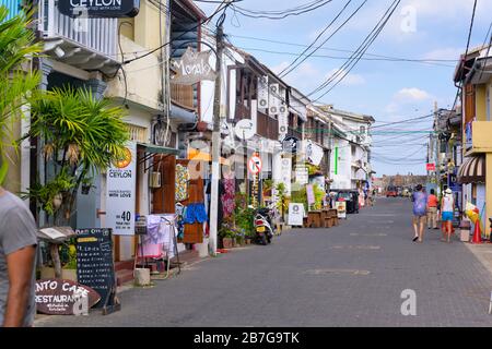 Südasien Sri Lanka Fort Galle Kolonialhäuser Zentrum typischen Straße Szene Motorräder Fahrräder Tuk Tuks Kabel Aurora Bastion Stadt Wand Geschäfte Stockfoto