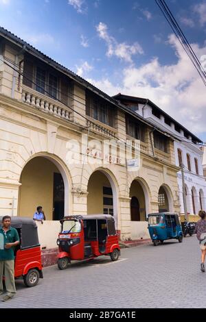 Südasien Sri Lanka Fort Galle Stadtzentrum alten Clan House alten Kolonialgebäude Büros Tuk Tuks Arcade Kolonnade Motorrad Fahrrad Straße Szene Stockfoto