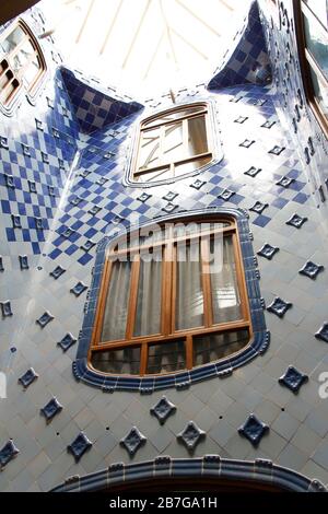 Barcelona, Spanien - 23. Mai 2019: Interieur der Casa Batllo mit Kacheln verschiedener Blautöne in Ordnung Stockfoto