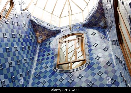 Barcelona, Spanien - 23. Mai 2019: Interieur der Casa Batllo mit Kacheln verschiedener Blautöne in Ordnung Stockfoto