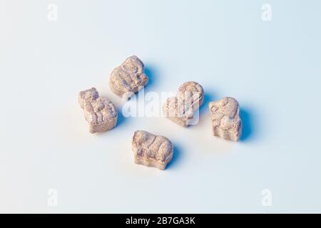 Vitamine von Kindern in Form von Tieren auf weißem Hintergrund mit hellblauer Farbe Stockfoto