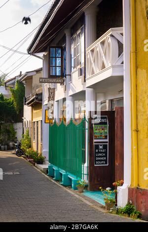 Südasien Sri Lanka Fort Galle kolonialen Stadtzentrum alten alten alten Hafen Dutch Villa typischen Gästehaus Restaurant Café Balkon Straße Szene Töpfe Drähte Stockfoto