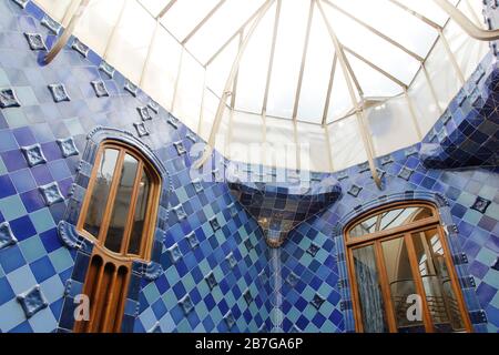 Barcelona, Spanien - 23. Mai 2019: Interieur der Casa Batllo mit Kacheln verschiedener Blautöne in Ordnung Stockfoto