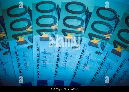 Euro Geld. Euro Bargeldhintergrund. Blaues Licht im Eurostil. Geldscheine Stockfoto