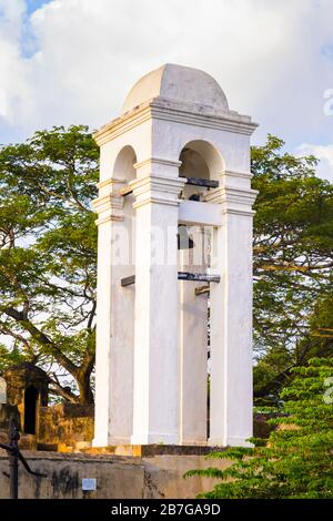 Südasien Sri Lanka Fort Galle Kolonialstadt alten Hafen Hafen weißen gewölbten niederländischen weißen Glockenturm Glockenturm Schild Sri Lanka Skript alten Schiffen Anker Stockfoto