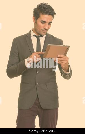 Jungen schönen persischen Geschäftsmann mit digitalen Tablet Stockfoto