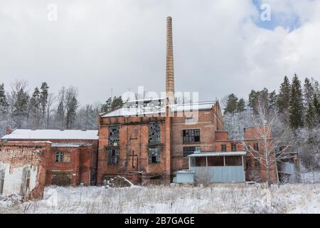 Stadt Ligatne, Lettland. Alte und verlassene Papierfabrik, die nicht mehr funktioniert.14.03.2020 Stockfoto