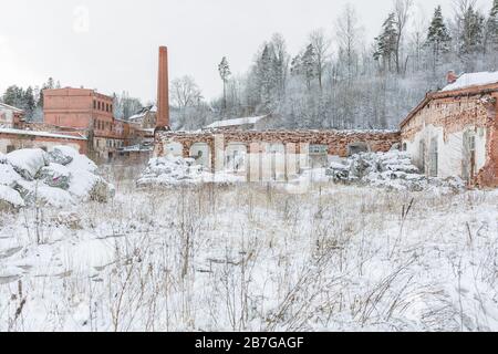 Stadt Ligatne, Lettland. Alte und verlassene Papierfabrik, die nicht mehr funktioniert.14.03.2020 Stockfoto