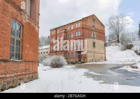 Stadt Ligatne, Lettland. Alte und verlassene Papierfabrik, die nicht mehr funktioniert.14.03.2020 Stockfoto