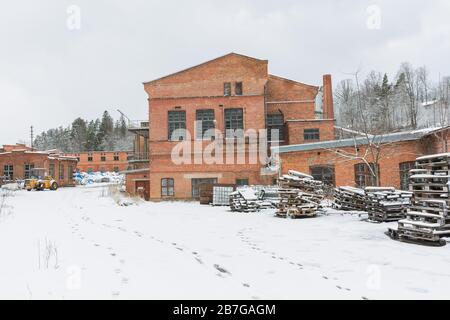 Stadt Ligatne, Lettland. Alte und verlassene Papierfabrik, die nicht mehr funktioniert.14.03.2020 Stockfoto