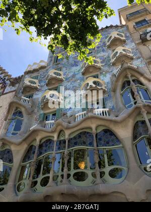 Barcelona, Spanien - 23. Mai 2019: Fassade Casa Battlo oder Haus der Knochen am sonnigen Frühlingstag Stockfoto