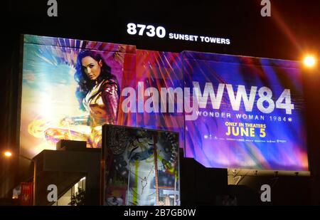 Los Angeles, Kalifornien, USA 16. März 2020 EIN allgemeiner Blick auf die Atmosphäre von Wonder Woman 1984 Billboard am Sunset Blvd, als Los Angeles Bürgermeister Eric Garcetti Restaurants ankündigt, Bars schließen aufgrund des Covid-19-Virus-Ausbruchs am 16. März 2020 in Los Angeles, Kalifornien, USA. Foto von Barry King/Alamy Live News Stockfoto