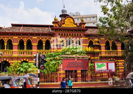 Südasien Sri Lanka Capital City Colombo 7 Alexandra Place 1903 Victoria Memorial Eye & Ear Hospital Red & Yellow Brick Building Tree Tiles Tuk Tuks Stockfoto