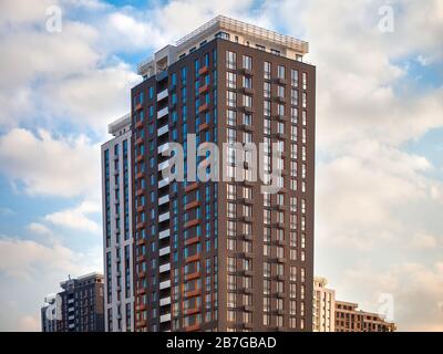 Moderne Hochhäuser gegenüber einem klaren blauen Himmel in Perspektive. Das Konzept der Stadtentwicklung. Hintergrund der Stadt. Stockfoto