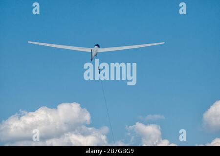 Segelflugzeug startet auf der Winde Stockfoto