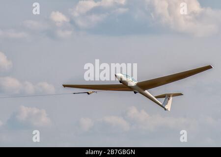 Segelflugzeug startet auf der Winde Stockfoto