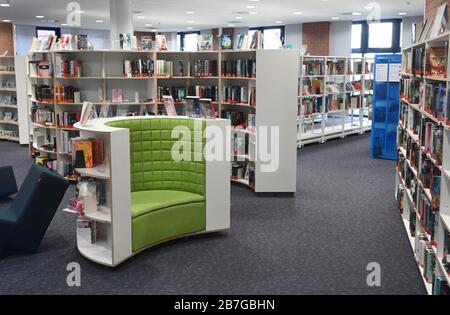 16. März 2020, Hessen, Frankfurt am Main: Die öffentliche Bibliothek im Saalbau Bornheim ist ohne Publikum. Die öffentlichen Bibliotheken sind zunächst bis zum 19. April 2020 geschlossen. Foto: Arne Dedert / dpa Stockfoto