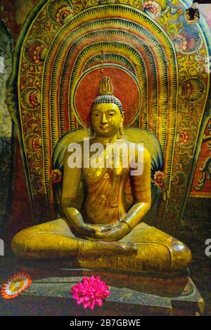 Südasien Sri Lanka Dambulla Cave Tempel Ceylon 1. Jahrhundert 5 Felsentempel im Inneren verkupft Buddha-Statue-Figur verzierte bemalte Deckenwände Stockfoto