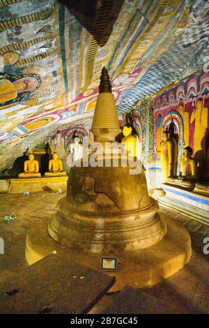 Südasien Sri Lanka Dambulla Cave Tempel Ceylon 5 Felsentempel Höhle 4 Somawathie Pagoda Stupa cetiya Statuen Buddhas verzierte bemalte Decke Stockfoto