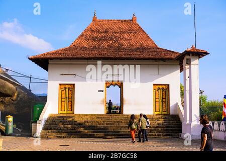 Südasien Sri Lanka Dambulla Ceylon aus dem 1. Jahrhundert 5 Felsentempel Eingangstor Haus Höhle Tempel Komplex Buddhistische Fahne Symbol Glaube & Frieden Stockfoto