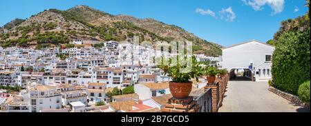 Panoramablick auf das weiß gewaschene Dorf Mijas Pueblo. Costa del Sol, Andalusien, Spanien Stockfoto