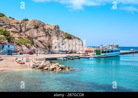 Fähre und Boote im Hafen von Kamiros Skala. Rhodos, Dodekanes, Griechenland Stockfoto