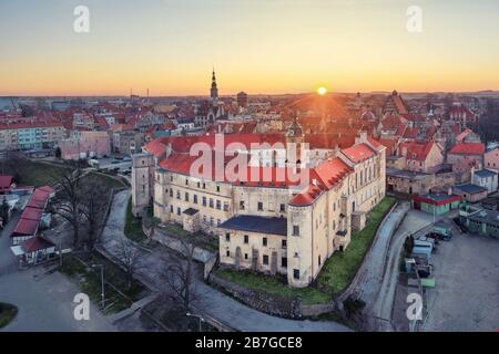 Jawor, Polen. Luftaufnahme der historischen Burg der Piasten-Dynastie (Zamek Piastowski w Jaworze) auf Sunrise Stockfoto