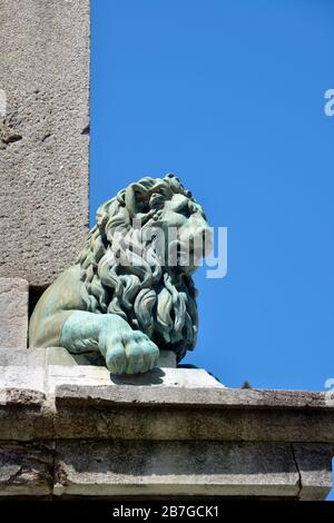 Löwenkopfstatue auf dem Obelisk von Arles, einer Stadt und Gemeinde im Süden Frankreichs, im Departement Bouches-du-Rhône Stockfoto