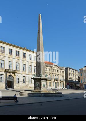 Obelisk von Arles, einer Stadt und Gemeinde im Süden Frankreichs, im Departement Bouches-du-Rhône Stockfoto