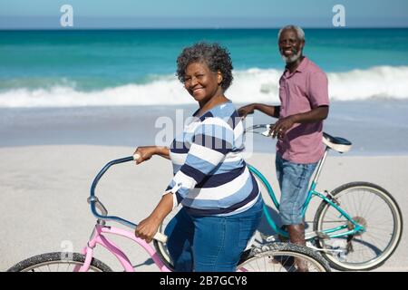 Älteres afroamerikanisches Paar steht am Strand Stockfoto