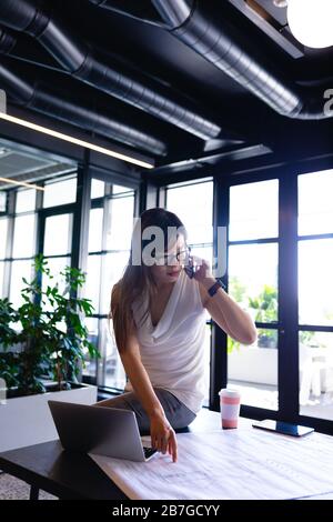 Asian Architect Woman mit einem geschäftlichen Telefonanruf Stockfoto