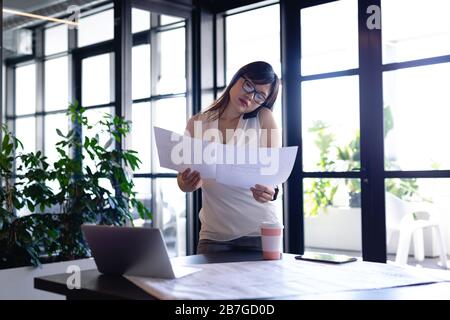 Asiatische Architektin hat einen geschäftlichen Telefonanruf Stockfoto