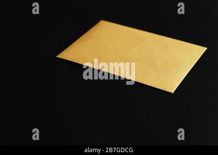 Leerer goldener Papierausweis auf schwarzem Hintergrund, erstklassiger Markenidentitätsverhöhung für Unternehmen und Luxusmarken Stockfoto