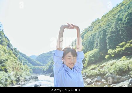 Junge japanische Frau, die in Kyoto unterwegs ist Stockfoto